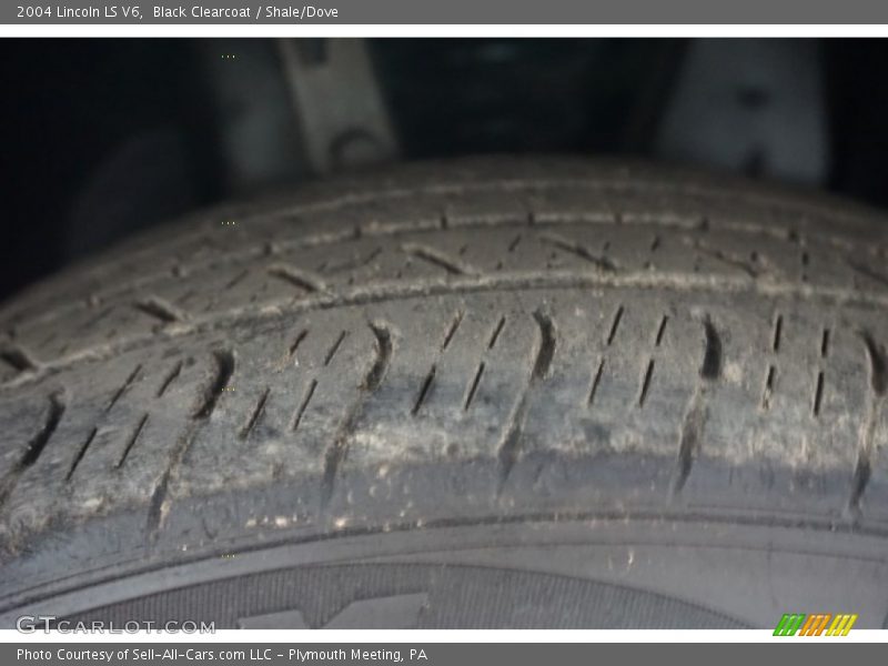 Black Clearcoat / Shale/Dove 2004 Lincoln LS V6