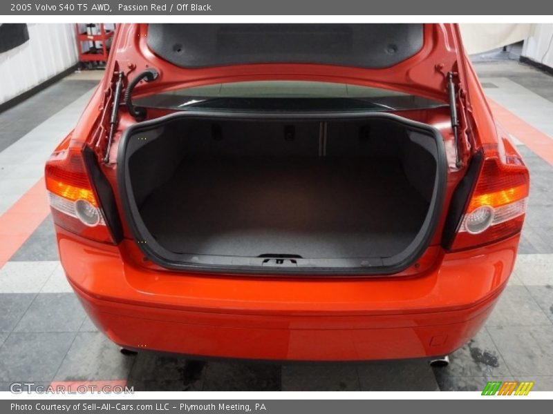 Passion Red / Off Black 2005 Volvo S40 T5 AWD