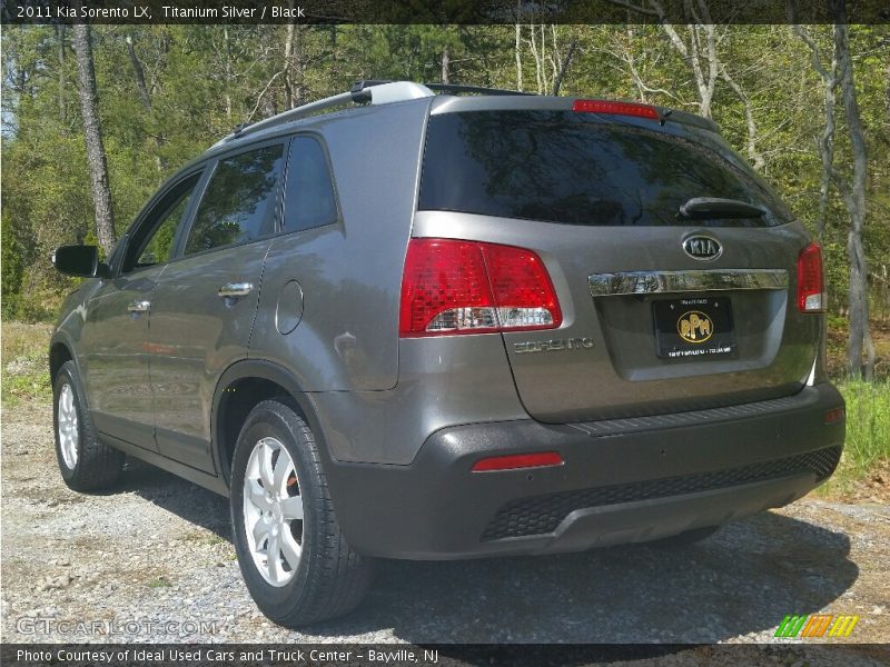 Titanium Silver / Black 2011 Kia Sorento LX