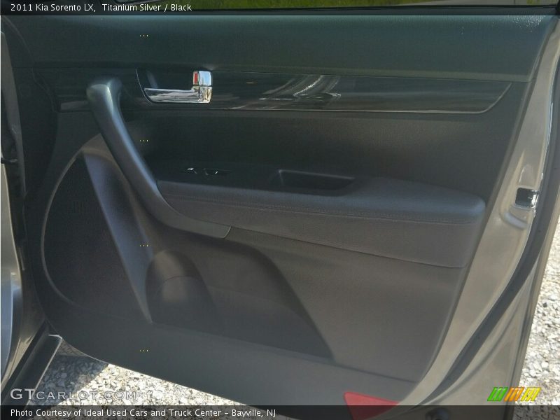 Titanium Silver / Black 2011 Kia Sorento LX