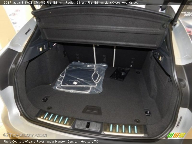  2017 F-PACE 35t AWD First Edition Trunk