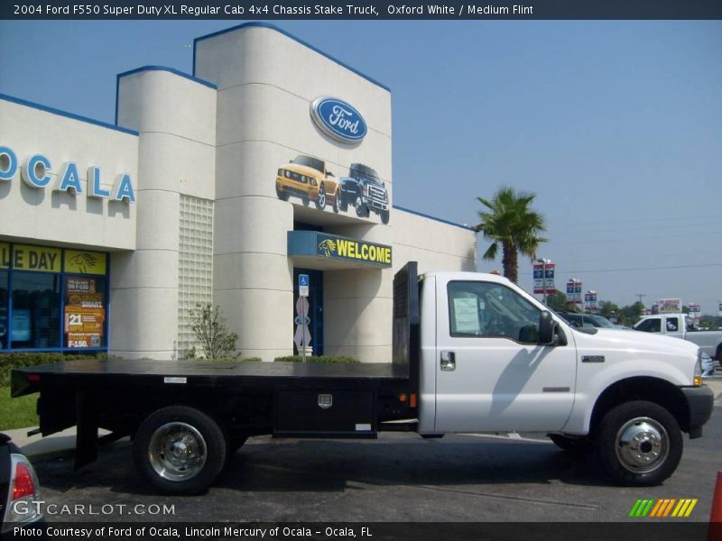 Oxford White / Medium Flint 2004 Ford F550 Super Duty XL Regular Cab 4x4 Chassis Stake Truck