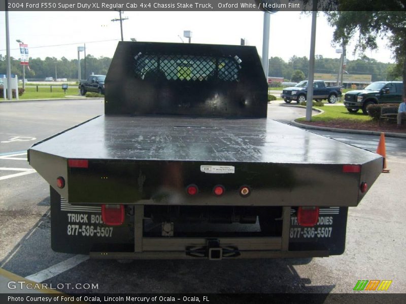 Oxford White / Medium Flint 2004 Ford F550 Super Duty XL Regular Cab 4x4 Chassis Stake Truck