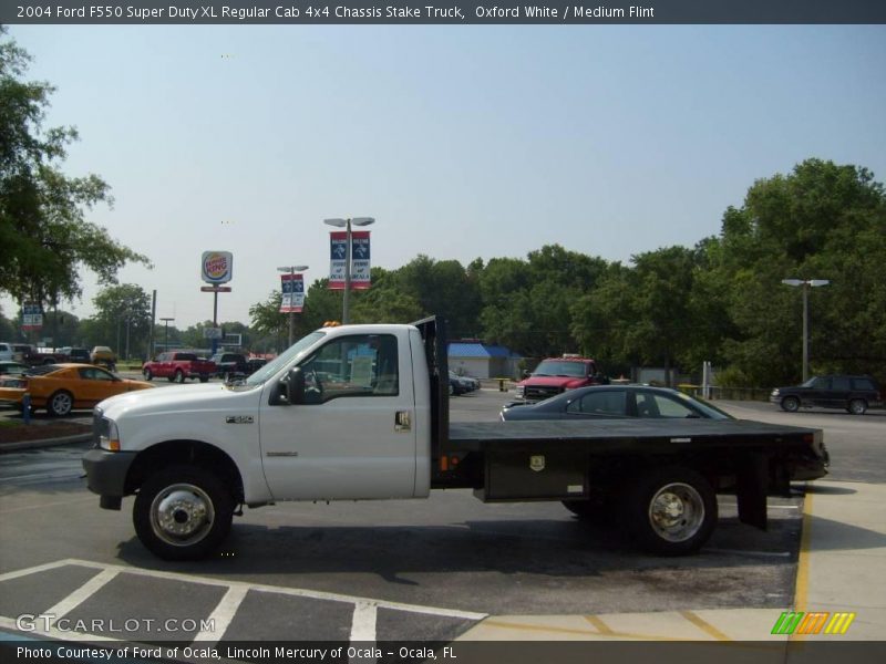 Oxford White / Medium Flint 2004 Ford F550 Super Duty XL Regular Cab 4x4 Chassis Stake Truck
