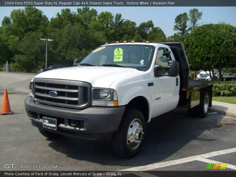 Oxford White / Medium Flint 2004 Ford F550 Super Duty XL Regular Cab 4x4 Chassis Stake Truck