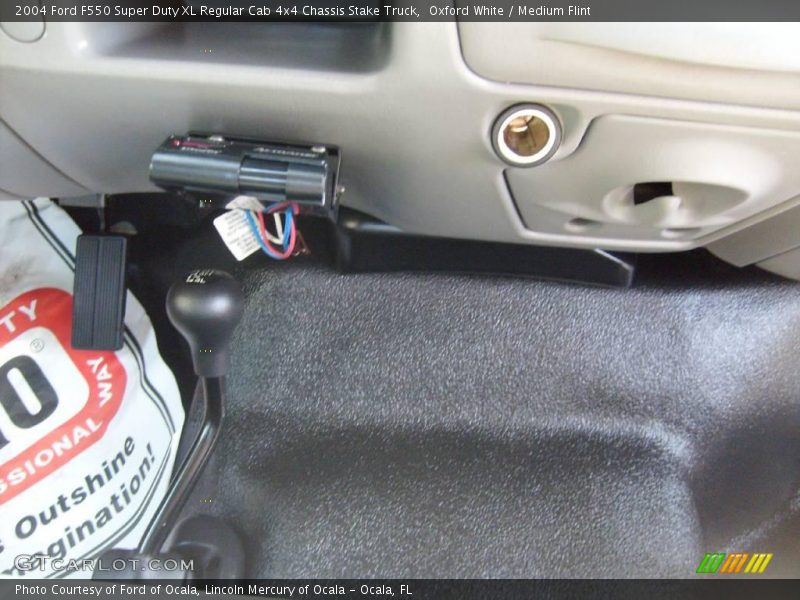 Oxford White / Medium Flint 2004 Ford F550 Super Duty XL Regular Cab 4x4 Chassis Stake Truck