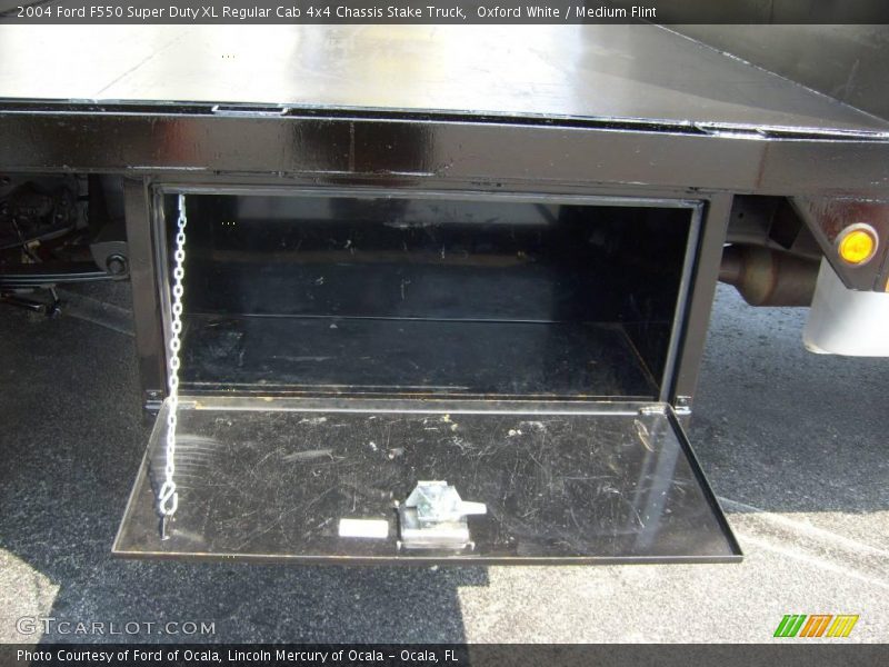 Oxford White / Medium Flint 2004 Ford F550 Super Duty XL Regular Cab 4x4 Chassis Stake Truck