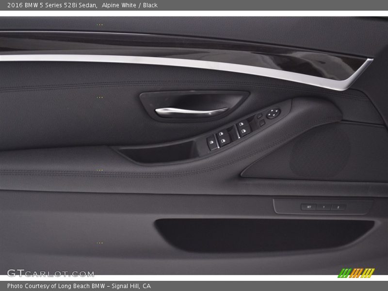 Alpine White / Black 2016 BMW 5 Series 528i Sedan