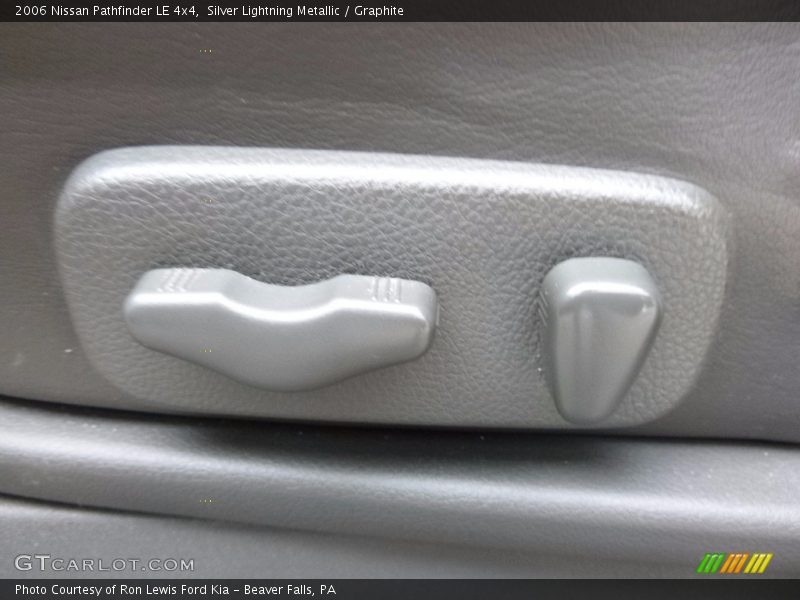Silver Lightning Metallic / Graphite 2006 Nissan Pathfinder LE 4x4