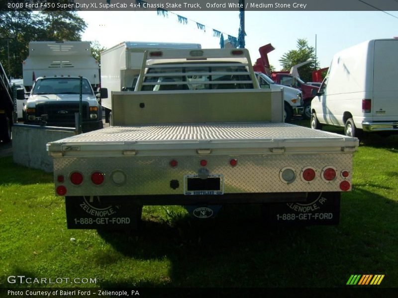 Oxford White / Medium Stone Grey 2008 Ford F450 Super Duty XL SuperCab 4x4 Chassis Stake Truck