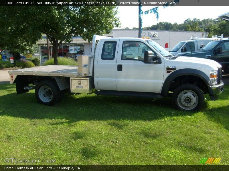 Oxford White / Medium Stone Grey 2008 Ford F450 Super Duty XL SuperCab 4x4 Chassis Stake Truck