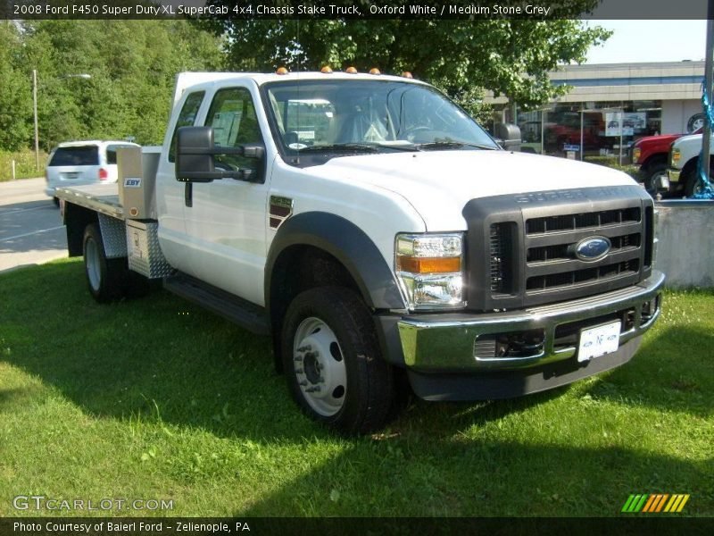 Oxford White / Medium Stone Grey 2008 Ford F450 Super Duty XL SuperCab 4x4 Chassis Stake Truck