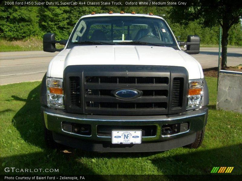 Oxford White / Medium Stone Grey 2008 Ford F450 Super Duty XL SuperCab 4x4 Chassis Stake Truck