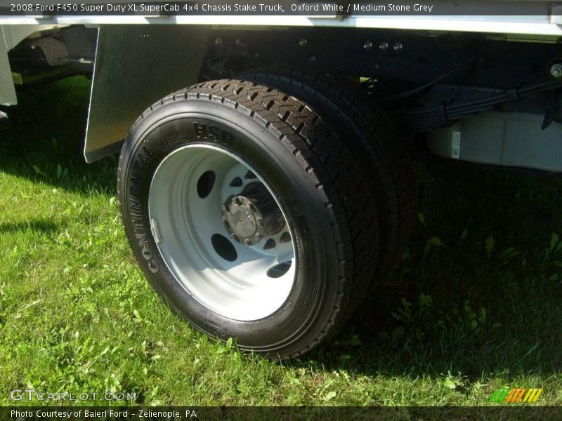 Oxford White / Medium Stone Grey 2008 Ford F450 Super Duty XL SuperCab 4x4 Chassis Stake Truck