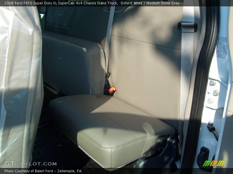 Oxford White / Medium Stone Grey 2008 Ford F450 Super Duty XL SuperCab 4x4 Chassis Stake Truck