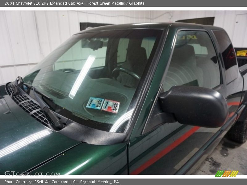 Forest Green Metallic / Graphite 2001 Chevrolet S10 ZR2 Extended Cab 4x4