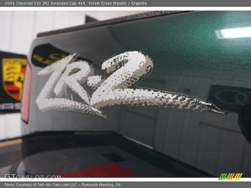 Forest Green Metallic / Graphite 2001 Chevrolet S10 ZR2 Extended Cab 4x4