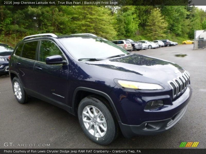 Front 3/4 View of 2016 Cherokee Latitude 4x4
