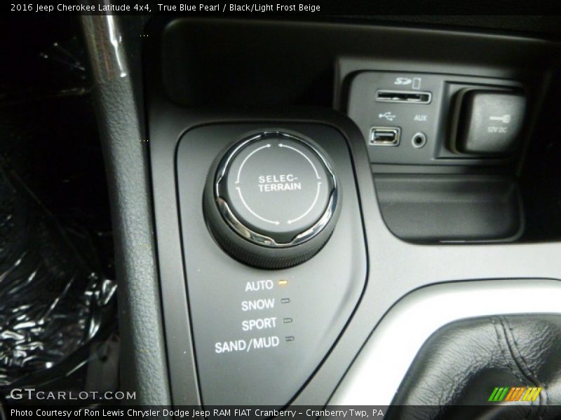 True Blue Pearl / Black/Light Frost Beige 2016 Jeep Cherokee Latitude 4x4