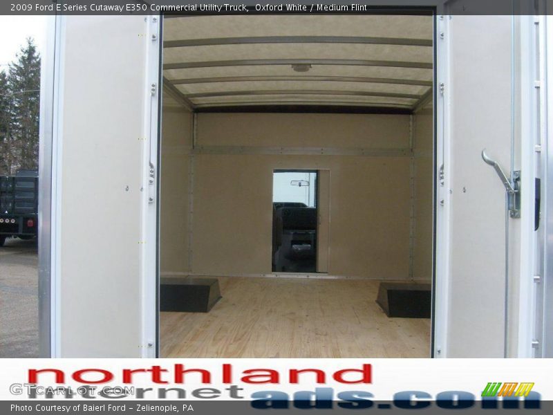 Oxford White / Medium Flint 2009 Ford E Series Cutaway E350 Commercial Utility Truck