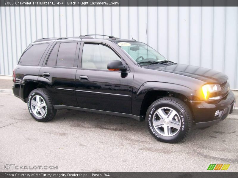 Black / Light Cashmere/Ebony 2005 Chevrolet TrailBlazer LS 4x4