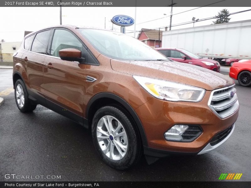 Front 3/4 View of 2017 Escape SE 4WD