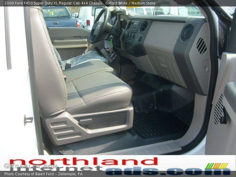 Oxford White / Medium Stone 2009 Ford F450 Super Duty XL Regular Cab 4x4 Chassis