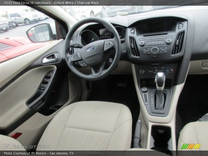 Oxford White / Charcoal Black 2015 Ford Focus SE Hatchback