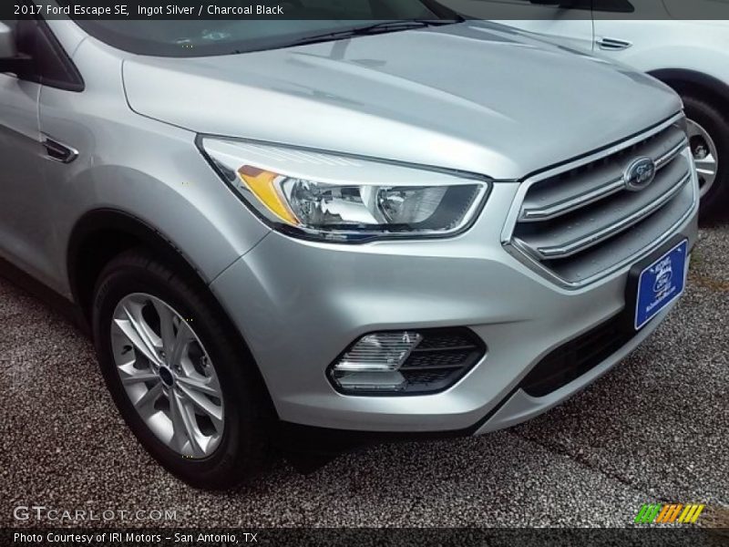 Ingot Silver / Charcoal Black 2017 Ford Escape SE
