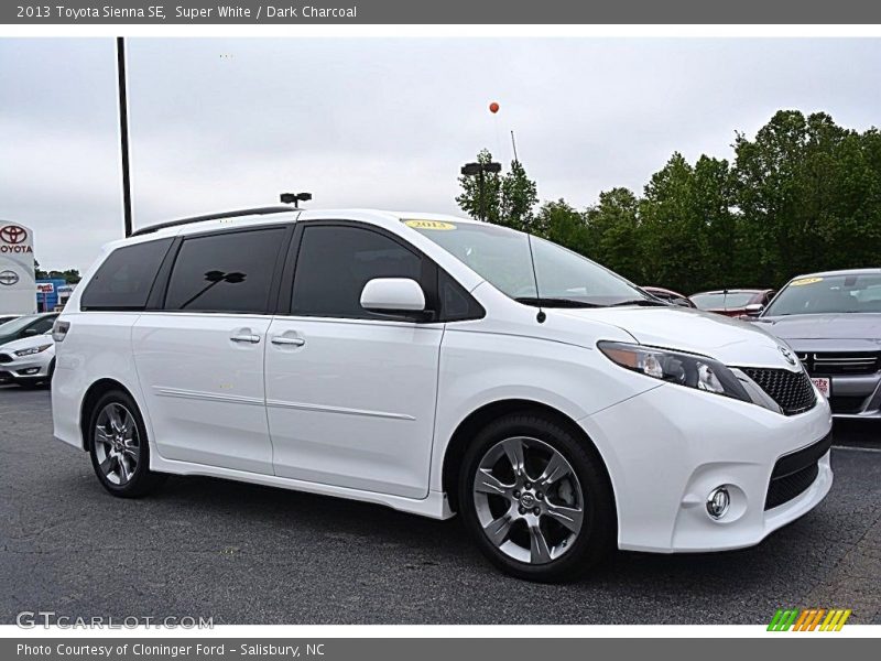 Super White / Dark Charcoal 2013 Toyota Sienna SE