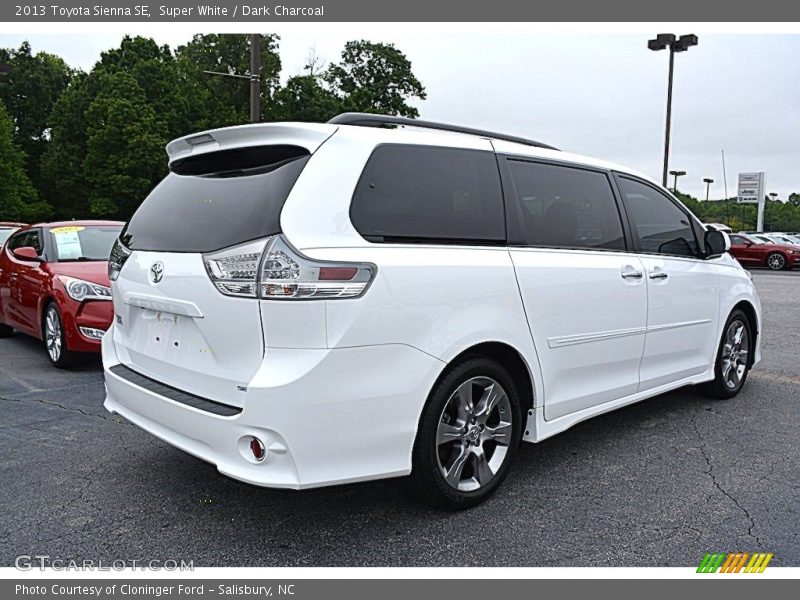 Super White / Dark Charcoal 2013 Toyota Sienna SE