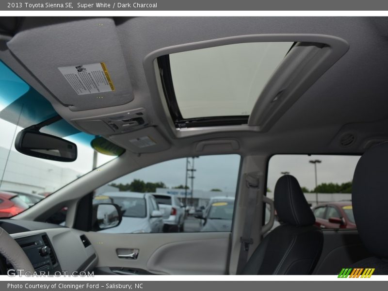 Super White / Dark Charcoal 2013 Toyota Sienna SE
