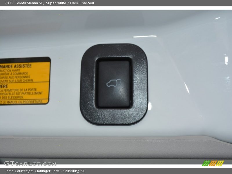 Super White / Dark Charcoal 2013 Toyota Sienna SE
