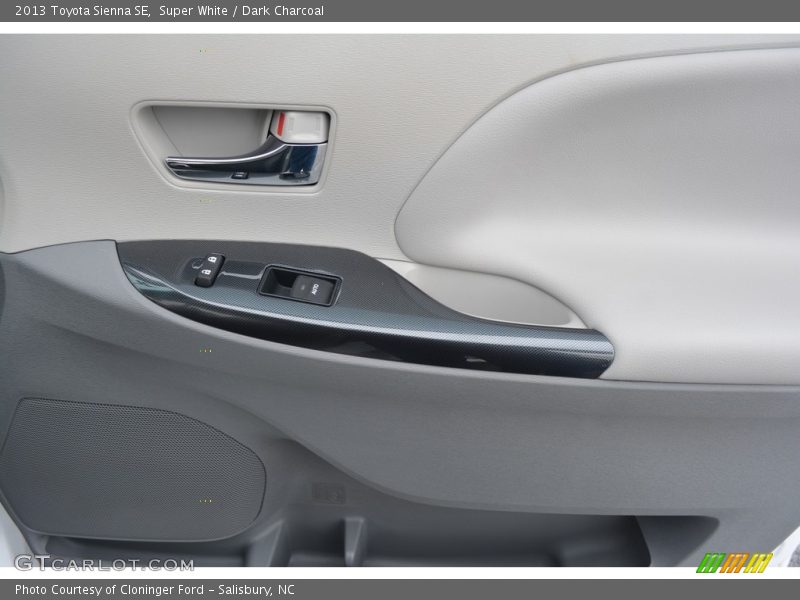 Super White / Dark Charcoal 2013 Toyota Sienna SE