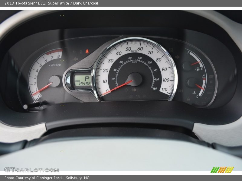 Super White / Dark Charcoal 2013 Toyota Sienna SE