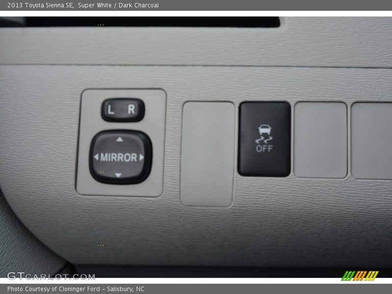 Super White / Dark Charcoal 2013 Toyota Sienna SE