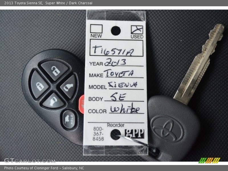Super White / Dark Charcoal 2013 Toyota Sienna SE