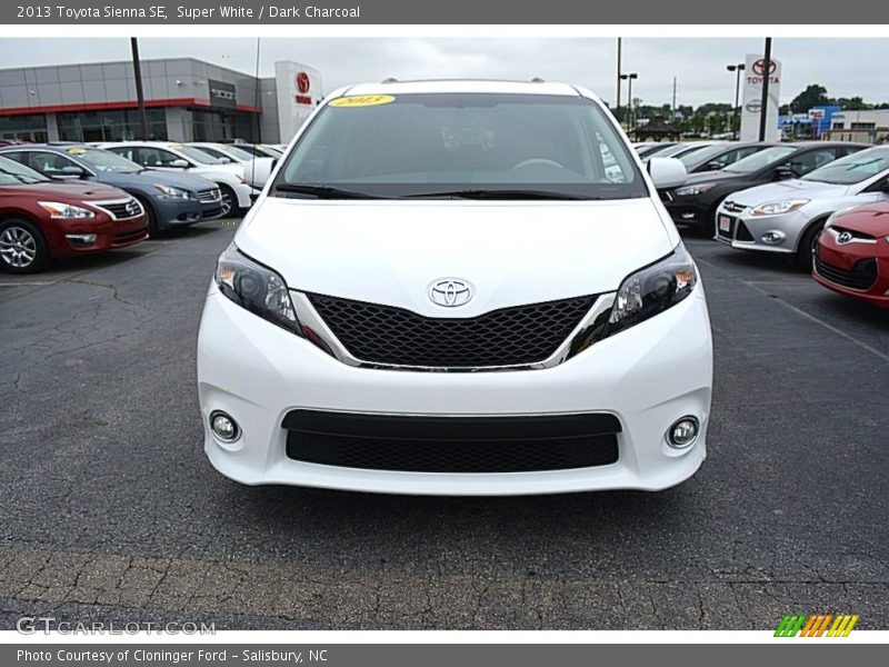 Super White / Dark Charcoal 2013 Toyota Sienna SE