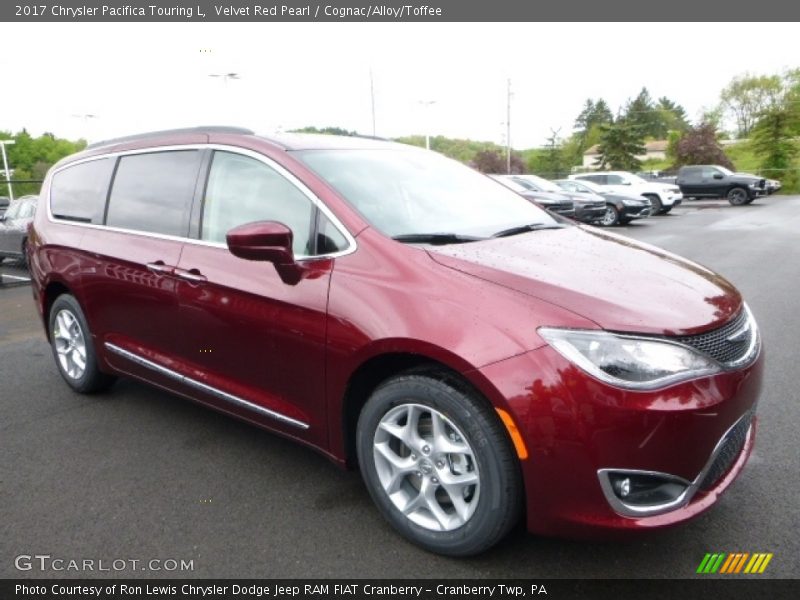 Front 3/4 View of 2017 Pacifica Touring L