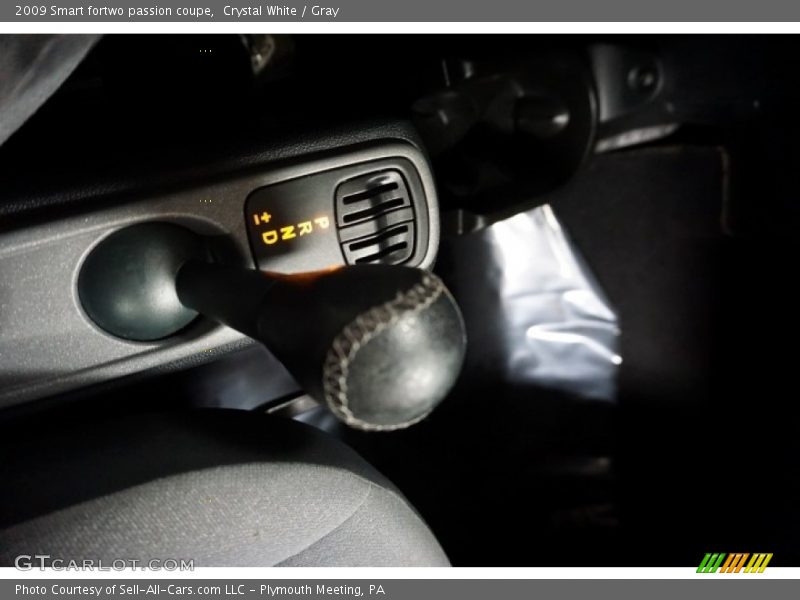 Crystal White / Gray 2009 Smart fortwo passion coupe