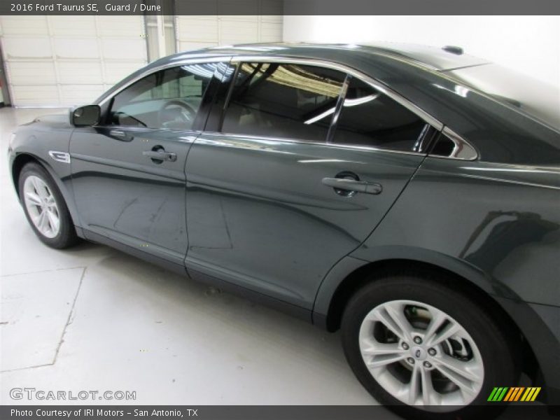 Guard / Dune 2016 Ford Taurus SE
