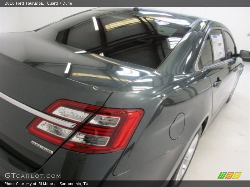 Guard / Dune 2016 Ford Taurus SE