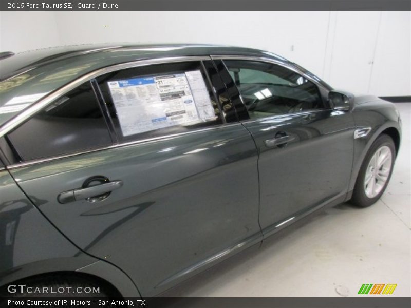 Guard / Dune 2016 Ford Taurus SE