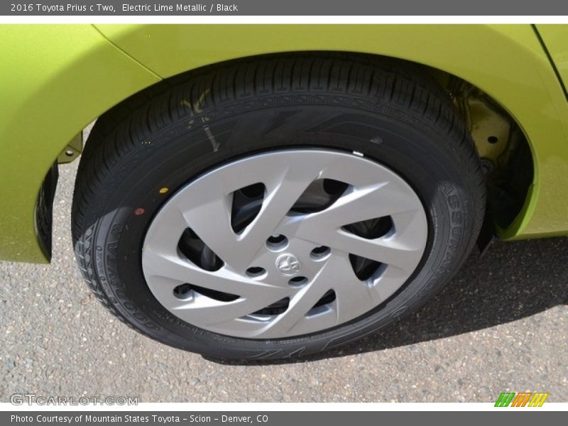 Electric Lime Metallic / Black 2016 Toyota Prius c Two