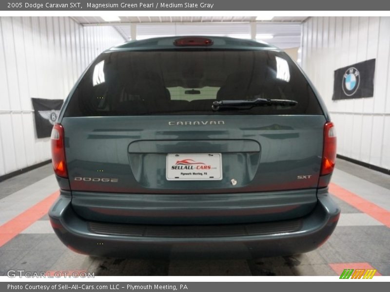 Magnesium Green Pearl / Medium Slate Gray 2005 Dodge Caravan SXT