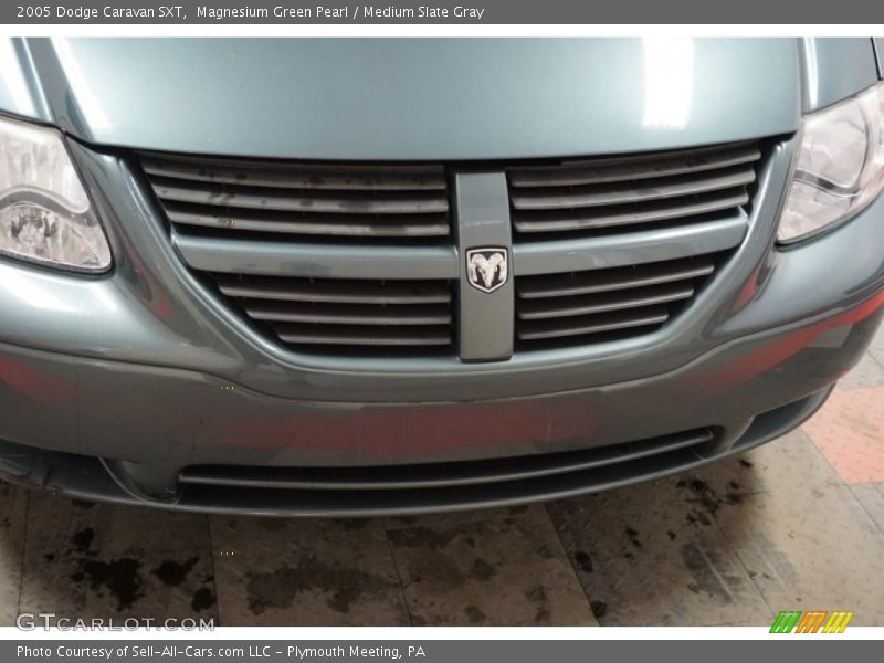 Magnesium Green Pearl / Medium Slate Gray 2005 Dodge Caravan SXT