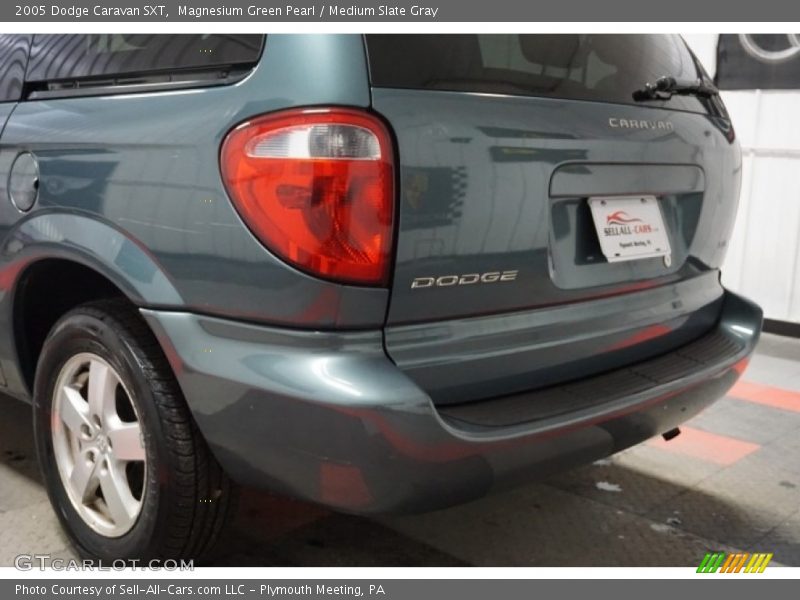 Magnesium Green Pearl / Medium Slate Gray 2005 Dodge Caravan SXT