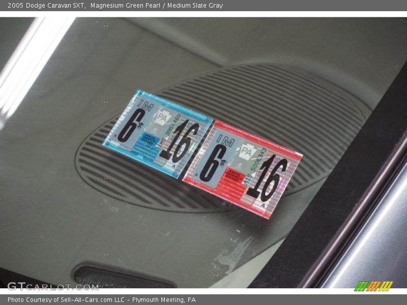 Magnesium Green Pearl / Medium Slate Gray 2005 Dodge Caravan SXT