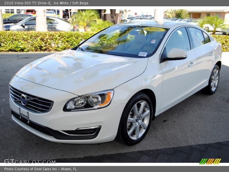 Front 3/4 View of 2016 S60 T5 Drive-E