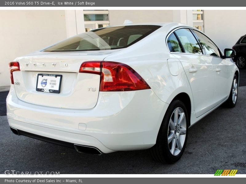 Ice White / Soft Beige 2016 Volvo S60 T5 Drive-E